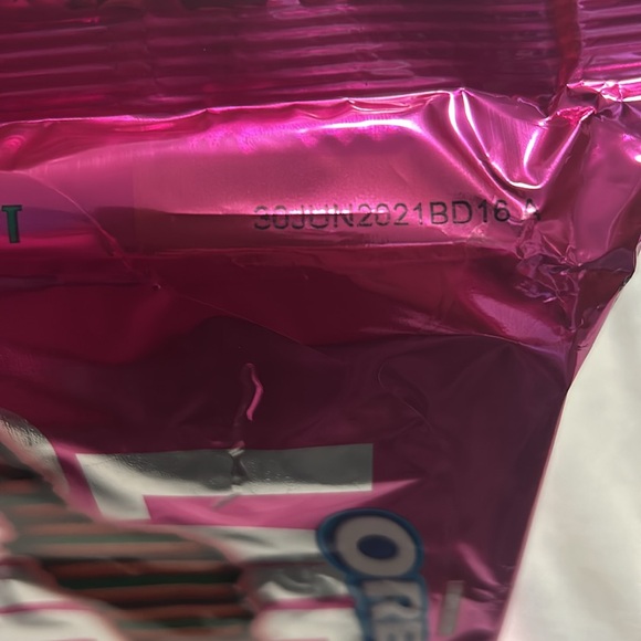 Lady Gaga Limited edition collector pink Oreos sandwich cookies. 12.2 ounce - Picture 5 of 5